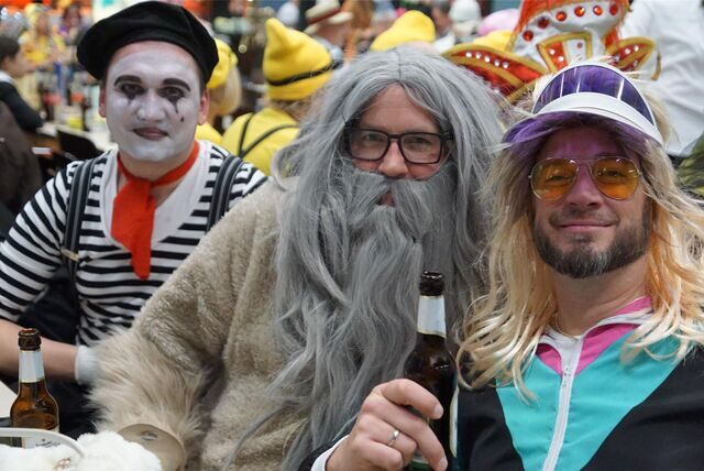 Der Kostümierungsfantasie beim Karneval in Methler waren keine Grenzen gesetzt: Steinzeitfrisuren wurden genauso gesichtet wie der berüchtigte Vokuhila-Schnitt.