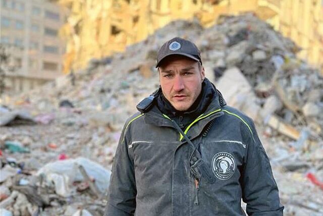 Der Dortmunder Bestatter Carsten Strauß (36) steht in Trümmern nach den Erdbeben in der Türkei.