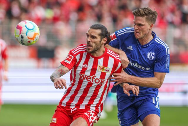 (v. l.) Christoher Trimmel, Union Berlin; Marius Bülter, Schalke 04