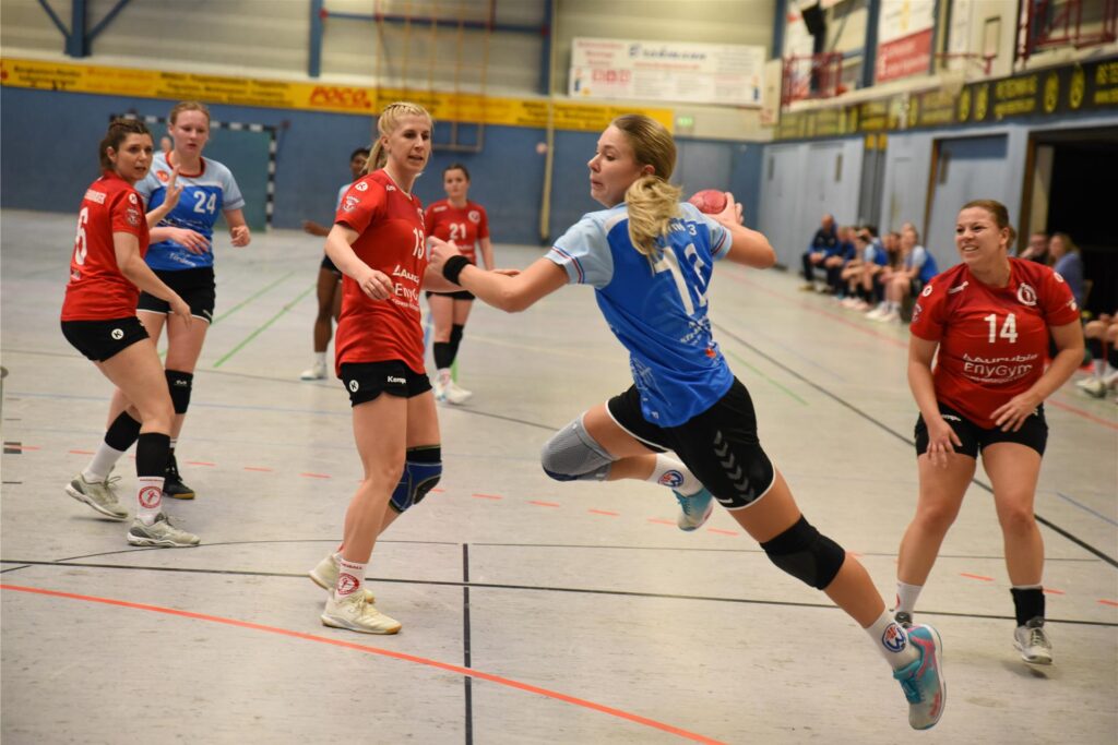 Maike Pohl springt mit dem Ball in der Hand in den Kreis. Maike Pohl springt mit dem Ball in der Hand in den Kreis.