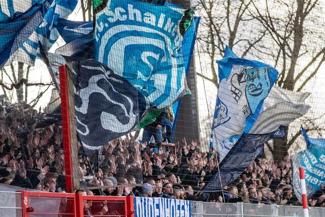 Nach der Massenschlägerei in Gelsenkirchen konnten viele Schalker Fans erst mit Verspätung die Reise nach Berlin antreten, wo sie ihre Mannschaft in der „Alten Försterei“ unterstützten.