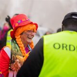 Eine Jeckin wird vor dem Zugang auf 2G kontrolliert beim Auftakt der Karnevalssession auf dem Heumarkt.