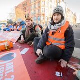 Aktivisten der Gruppierung «Letzte Generation» blockieren eine Straße in Hannover.
