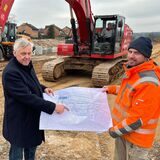 Manfred Schröder vom Entwickler Prodev in Unna (links) und Bauleiter Stefan Klepsch stehen  auf dem Neubaugebiet „Im Buhrlande“ in Fröndenberg-Ardey.