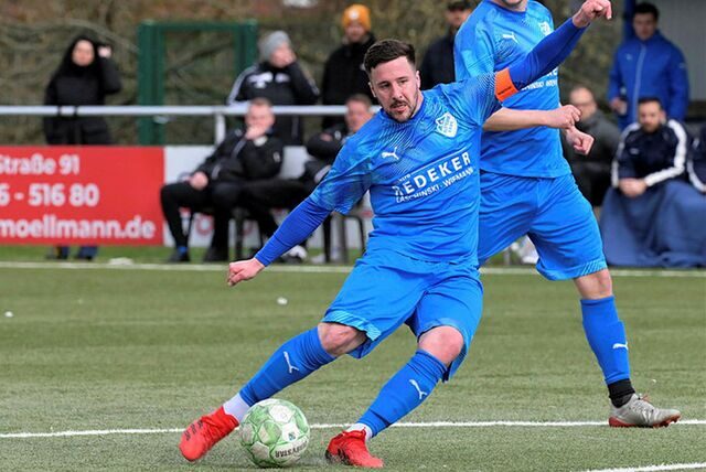 Mario Lindner tritt gegen den Ball.
