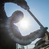 Sie wollten angeblich das Dach ausbessern: Im Gegensatz zu diesem echten Dachdecker hatten die Männer, die in Schwerte an der Tür einer Seniorin anklingelten, etwas anderes im Sinn.
