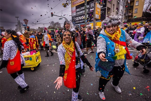 Verkleidete Personen feiern am Rosenmontag auf einem Karnevalsumzug in Dortmund.