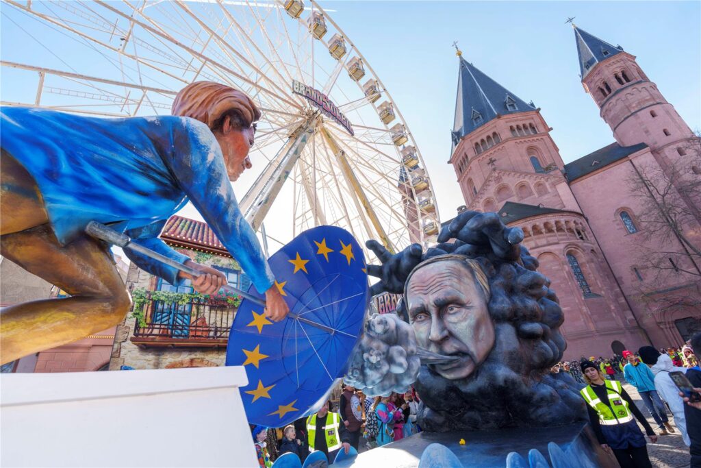 Ein Motivwagen stellt den russischen Präsidenten Wladimir Putin als schwarze Unwetterwolke dar, die der Europäischen Union Ein Motivwagen stellt den russischen Präsidenten Wladimir Putin als schwarze Unwetterwolke dar, die der Europäischen Union