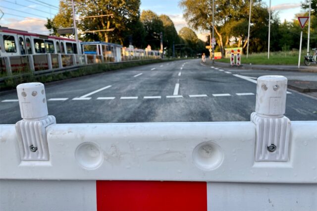 Die B1 am Sonntagabend (8.8.). Die Fahrbahn ist neu, die Markierungen bereits erfolgt. Am Montag (9.8.) ist die Sperrung der Bundesstraße aufgehoben worden.