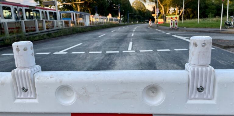 Die B1 am Sonntagabend (8.8.). Die Fahrbahn ist neu, die Markierungen bereits erfolgt. Am Montag (9.8.) ist die Sperrung der Bundesstraße aufgehoben worden.