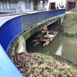 Brücke und Arbeiter unter der Brücke.