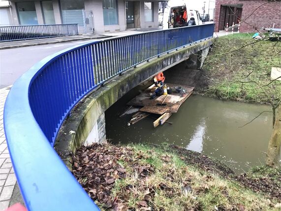 Brücke und Arbeiter unter der Brücke.
