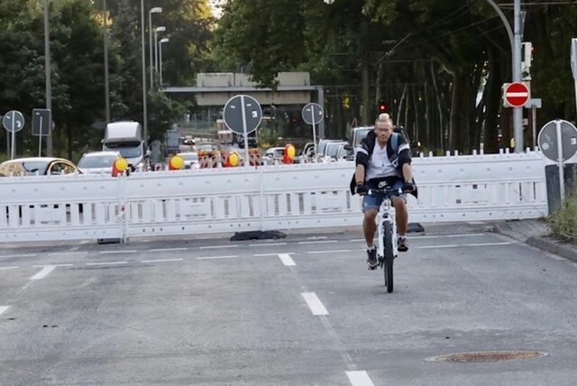 Ein einsamer Radfahrer auf der B1. An nur einem Wochenende war die Fahrbahn in Fahrtrichtung Unna im Sommer 2021 komplett erneuert worden. Da soll sich in diesem Jahr auf der anderen Fahrbahnseite wiederholen.