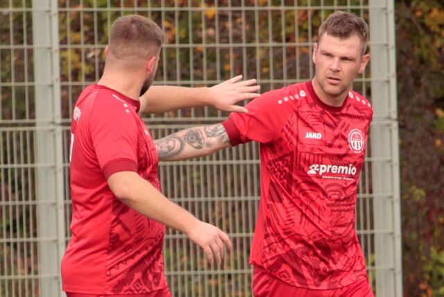 Matthias Göke klatscht sich mit Pascal Kupfer (l.) ab.