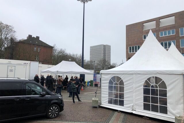 Zelte, Wohnwagen und Menschen auf dem Dortmunder Friedensplatz