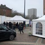 Zelte, Wohnwagen und Menschen auf dem Dortmunder Friedensplatz