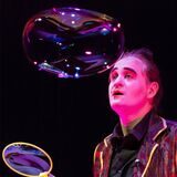 Stephan Masur will sein Publikum in der Konzertaula Kamen mit Seifenblasen verzaubern. Nach seiner Ausbildung an der niederländischen Zirkusschule tourte er unter anderem mit dem Theater Masquerade und dem Traumtheater Salome.