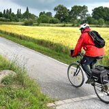 Ein Fahrradfahrer fährt über den Ruhrtalradweg
