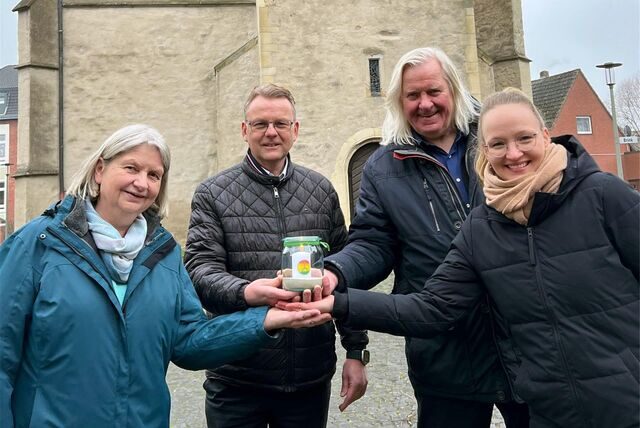 Rufen zur gemeinsamen Friedenskundgebung am 24. Februar vor der Friedenskirche auf: Lisa Sandmann (v.l.), Bürgermeister Thomas Orlowski, Antonius Sandmann sowie Pastoralreferentin Jessica Denne.