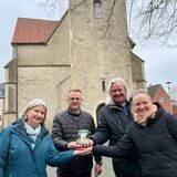 Rufen zur gemeinsamen Friedenskundgebung am 24. Februar vor der Friedenskirche auf: Lisa Sandmann (v.l.), Bürgermeister Thomas Orlowski, Antonius Sandmann sowie Pastoralreferentin Jessica Denne.