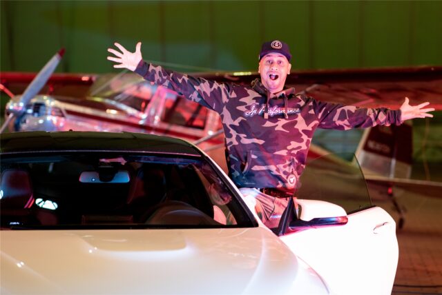 Der Moderator und Tuner Jean Pierre „JP“ Kraemer posiert an einem BMW.