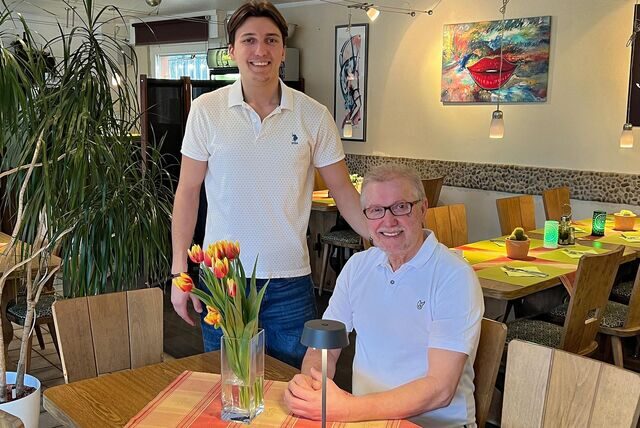 Sohn Emin (l.) und Vater Zlatko Nuhanovic betreiben das neue Café Bistro Grün-Weiß im Kurpark.