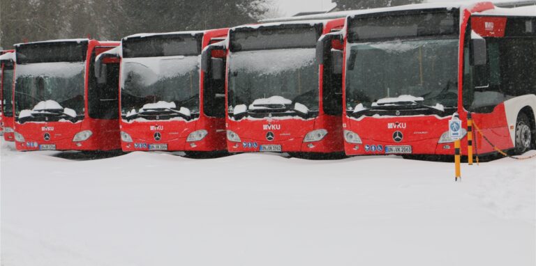 Verschneite Busse stehen in Reih und Glied auf dem Betriebshof der VKU in Kamen, insgesamt sind es 55. Ob sie am Dienstag schon wieder fahren, ist zweifelhaft.