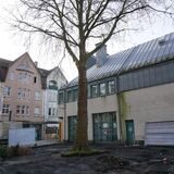 Die Stadt Menden lässt für die Sanierung der Tiefgarage am Neuen Rathaus einen Baum fällen.