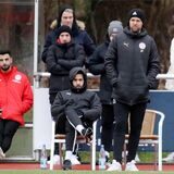 Alexander Enke mit Händen in der Hosentasche.