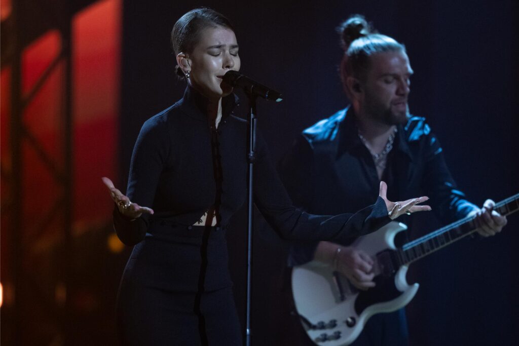 Das Duo Frida Gold während eines Auftrittes auf einer Bühne. Das Duo Frida Gold während eines Auftrittes auf einer Bühne.