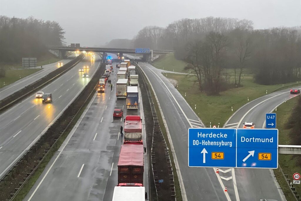 Stundenlang war die A45 in Dortmund komplett gesperrt. Der Verkehr staute sich an der Unfallstelle. Stundenlang war die A45 in Dortmund komplett gesperrt. Der Verkehr staute sich an der Unfallstelle.
