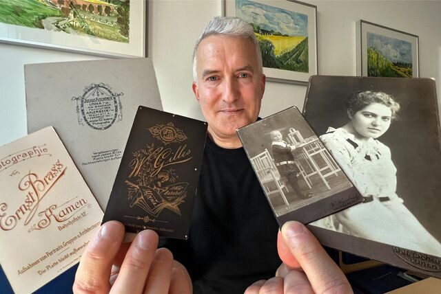 Autor Marcus Land (50) zeigt eine Auswahl von Fotografien und Karten von Fotografen, die alle aus der Zeit um die Jahrhundertwende vom 19. ins 20. Jahrhundert stammen.