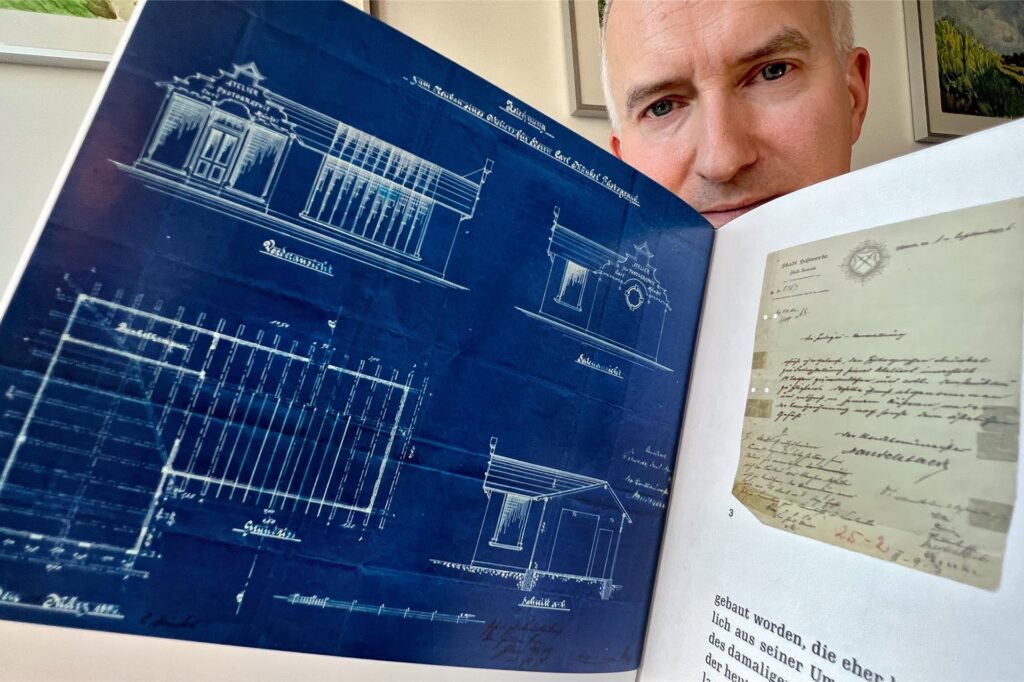 Bei seinen Recherchen im Schwerter Stadtarchiv stieß Marcus Land auf einen Bauantrag von Carl Münkel. Der Fotograf beantragte 1896 den Bau eines Ateliers an der Bahnhofstraße. Die beigefügten Zeichnungen stammten von seinem Architekten Wilhelm Sieberg, einem namhaften Bauunternehmer in Schwerte. Bei seinen Recherchen im Schwerter Stadtarchiv stieß Marcus Land auf einen Bauantrag von Carl Münkel. Der Fotograf beantragte 1896 den Bau eines Ateliers an der Bahnhofstraße. Die beigefügten Zeichnungen stammten von seinem Architekten Wilhelm Sieberg, einem namhaften Bauunternehmer in Schwerte.