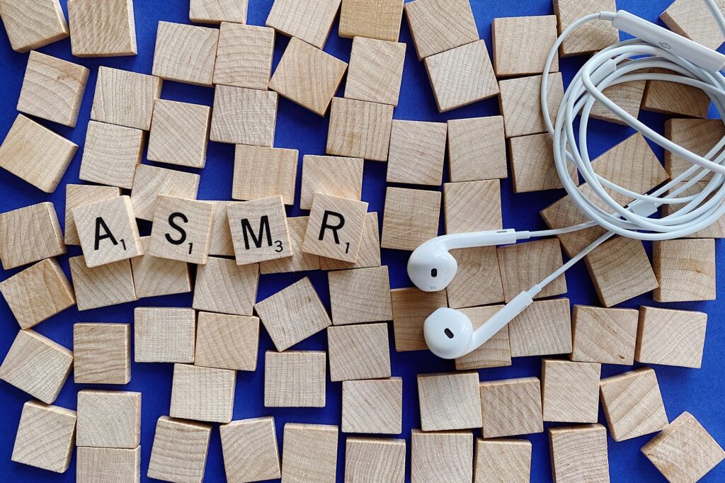 scrabble steine legen die buchstaben asmr daneben liegen kopfhörer