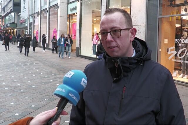 Ein Mann nimmt auf dem Westenhellweg an einer Umfrage teil.