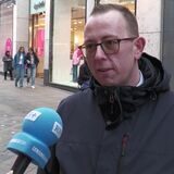 Ein Mann nimmt auf dem Westenhellweg an einer Umfrage teil.