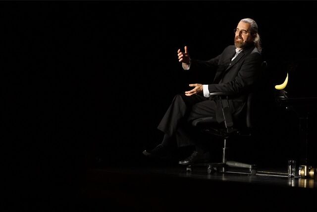 Hagen Rether im studio theater. Er bereitete die Zuschauer gleich darauf vor, dass er sowieso nicht zu den Kabarettisten gehöre, die ein lustiges Programm abspulten, sondern lieber die ernsten Dinge des Lebens analysiere.