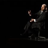 Hagen Rether im studio theater. Er bereitete die Zuschauer gleich darauf vor, dass er sowieso nicht zu den Kabarettisten gehöre, die ein lustiges Programm abspulten, sondern lieber die ernsten Dinge des Lebens analysiere.