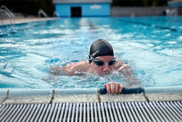 Ein Schwimmer im Becken
