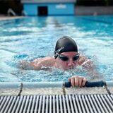 Ein Schwimmer im Becken