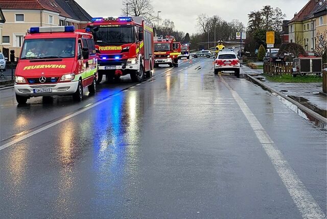 Fahrzeuge der Freiwilligen Feuerwehr Bergkamen stehen aufgrund eines Unfalls auf der Werner Straße am Ortseingang von Rünthe.