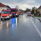 Fahrzeuge der Freiwilligen Feuerwehr Bergkamen stehen aufgrund eines Unfalls auf der Werner Straße am Ortseingang von Rünthe.