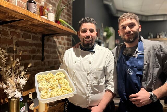 La-Locanda-Chef Brahim Ouardah (l.) und sein Mitarbeiter Joouad Bouali präsentieren frische Pasta.