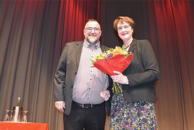 Der SPD-Stadtverbandsvorsitzende Michael Nophut übergab Bürgermeisterin Sabina Müller einen Blumenstrauß. Die Rathauschefin ging in ihrer Rede auf die Tätigkeit der Verwaltung ein und dankte den Parteien für deren Mitarbeit zur Gestaltung der Kommune.