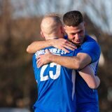 Ahmet Acar und Torschütze Florian Kloß (beide Königsborner SV)