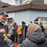 Holger van de Pol hilft nicht nur beim Abholen der Lebensmittelspenden, sondern gibt auch Nummern an die Wartenden vor der Fröndenberger Tafel aus.