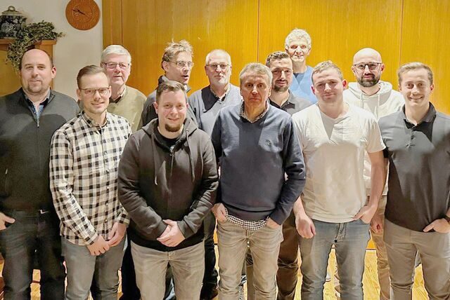 Der SV Frömern hat einen neuen Vorstand gewählt. Neuer Chef ist Helmut Meierjohann (6.v.r.).