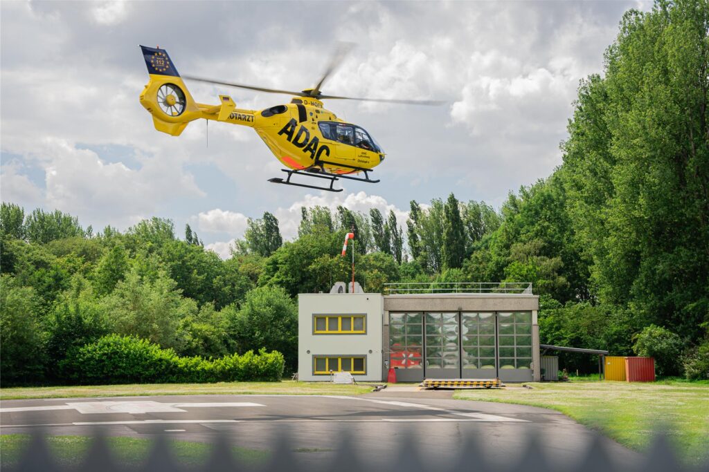 Christoph 8 startet vom Landeplatz neben dem St. Marien-Hospital. Christoph 8 startet vom Landeplatz neben dem St. Marien-Hospital.