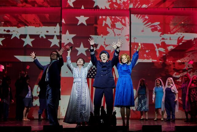 Mao Tse-tung und Richard Nixon und ihre Ehefrauen treffen sich im „roten China“, das in Martin G. Bergers Inszenierung der Oper „Nixon in China“ in Dortmund ein bisschen amerikanischen Revue-Charakter hat.