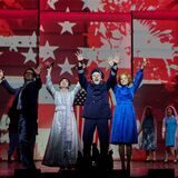 Mao Tse-tung und Richard Nixon und ihre Ehefrauen treffen sich im „roten China“, das in Martin G. Bergers Inszenierung der Oper „Nixon in China“ in Dortmund ein bisschen amerikanischen Revue-Charakter hat.